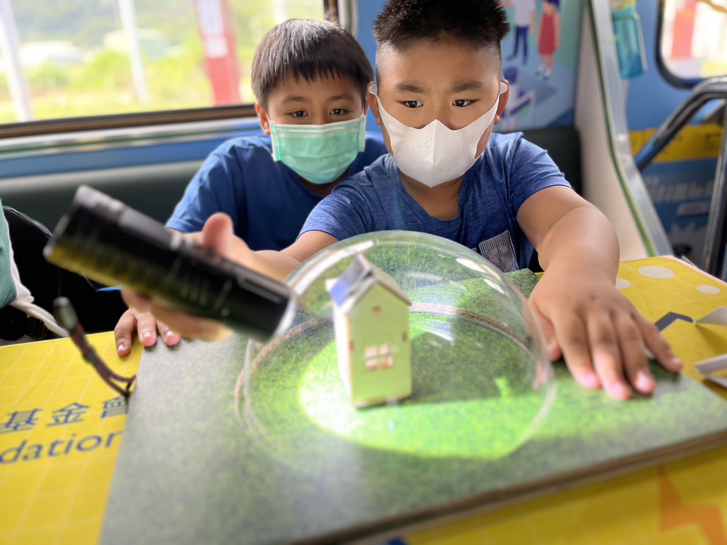 南宫ng參與基礎科學主題車廂，以STEAM教學精神，設計「逐日科學家」、「太陽能工程師」以及「淨零建築師」三大能源科普課程和實驗